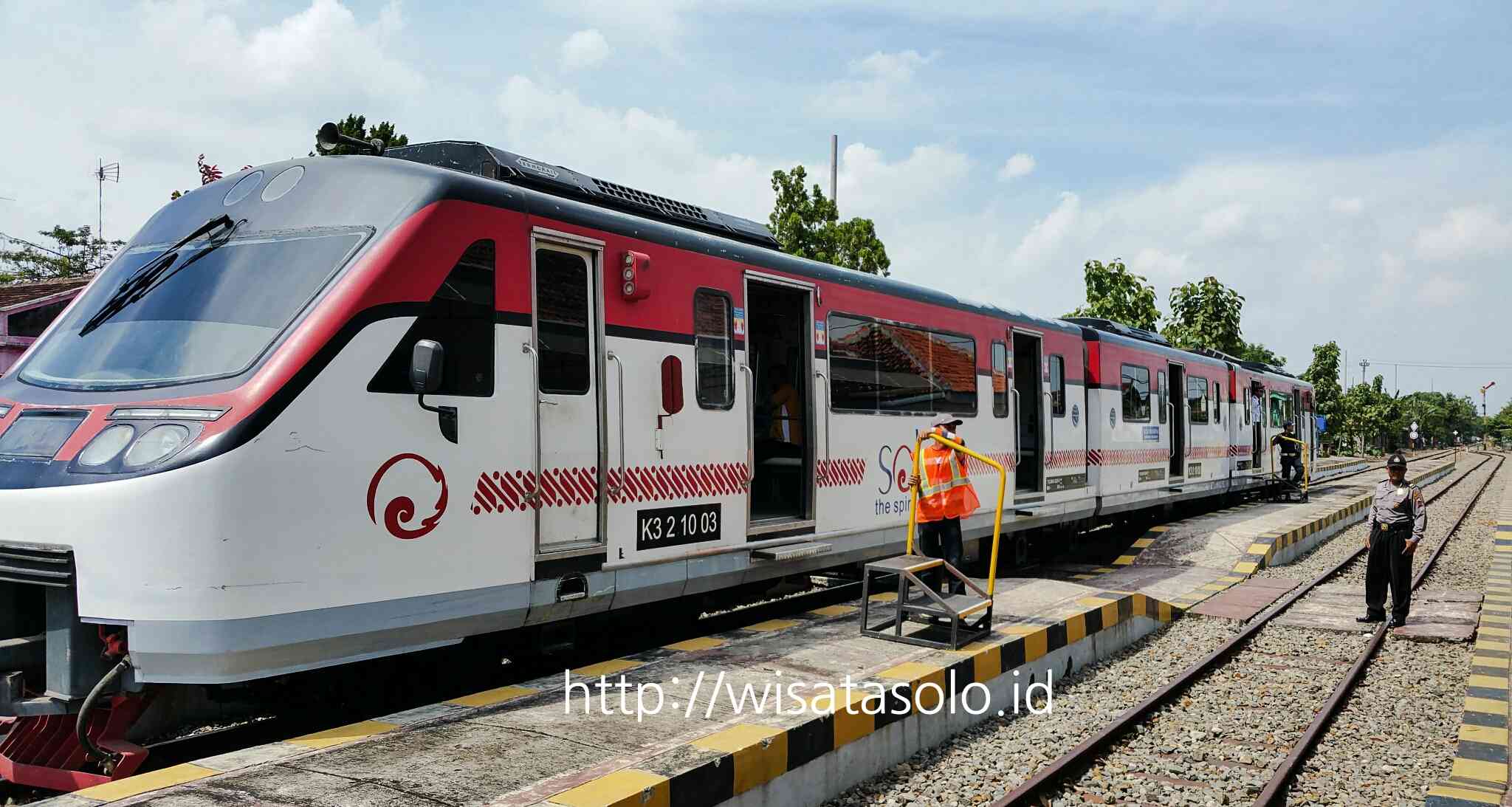 Railbus Bathara Kresna Kereta Rasa Trem di Kota Solo